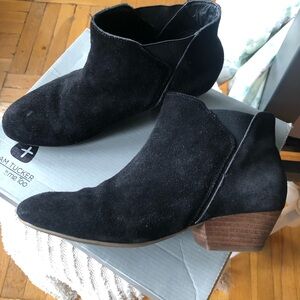 ADAM TUCKER SUEDE ANKLE BOOTIES ▪️◼️